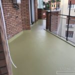 Pavimento esterno in resina impermeabile al contatto permanente con l’acqua, con una finitura satinata, colore Ral 1000