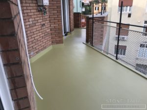 Pavimento esterno in resina impermeabile al contatto permanente con l’acqua, con una finitura satinata, colore Ral 1000