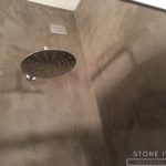 Pavimento e rivestimento del bagno completo in microcemento bicomponente, con una finitura opaca, colore Marrone 20