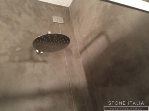 Pavimento e rivestimento del bagno completo in microcemento bicomponente, con una finitura opaca, colore Marrone 20