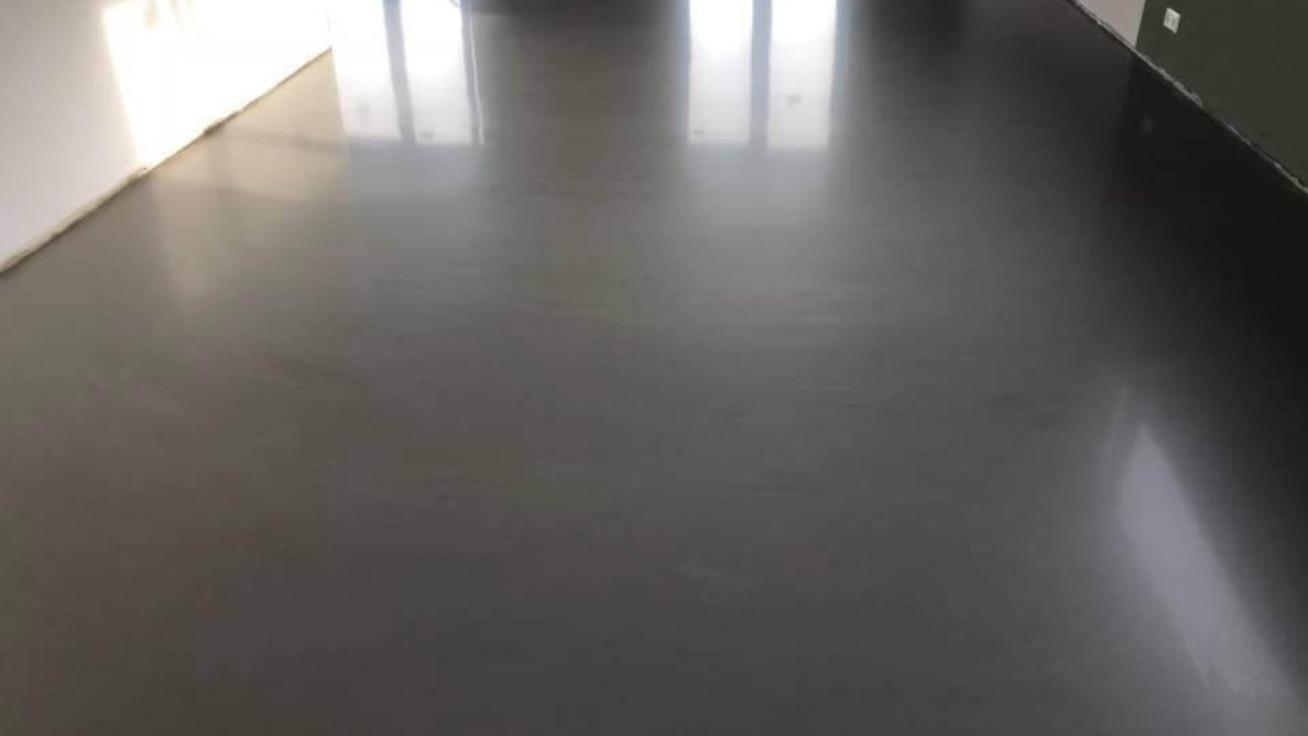 Pavimento in resina epossidica autolivellante bicolore Ral 7040, finitura satinata
